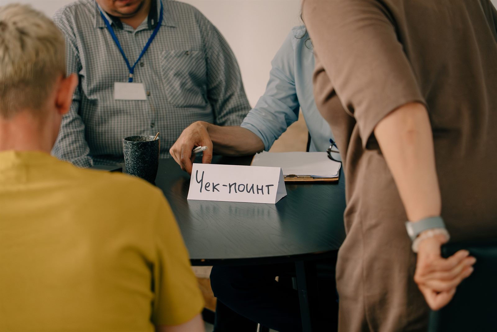 Участники за столом «Чек-поинт» во время хакатона